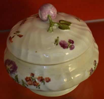 BONBONNIЀRE in Vienna porcelain with floral...