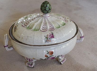 null SOUPIЀRE made of HÖCHST porcelain with polychrome floral decoration. Length...