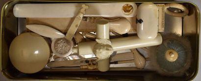 LOT OF MISCELLANEOUS KITCHENS: letter opener,...