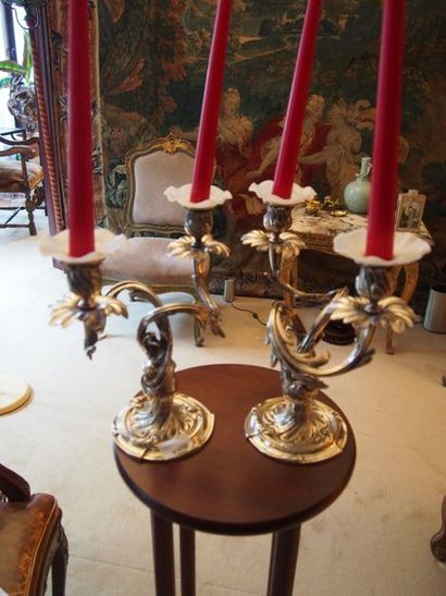 null PAIRE DE BOUTS DE TABLE en bronze argenté à deux lumières de style Louis XV....