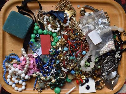 Fancy JEWELS LOT. 
 
LOT DELIVERED TO GAURIAT...