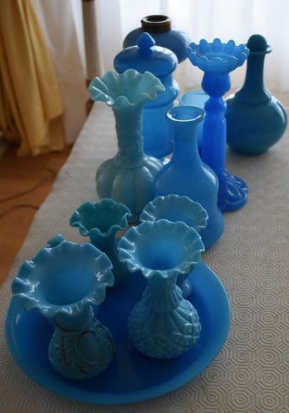 LOT OF TWELVE miscellaneous pieces in blue...