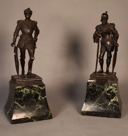  PAIRE DE STATUETTES en bronze à patine brune représentant ARTUR KÖNIG V.ENGLAND...