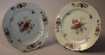  PAIR OF PAIR PLACES polylobated Compagnie des Indes, with polychrome flower decoration....