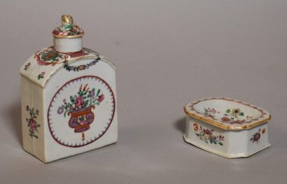  Porcelain tea BOTTLE and SALERON Compagnie des Indes. 
 
LOT DELIVERED TO THE S...