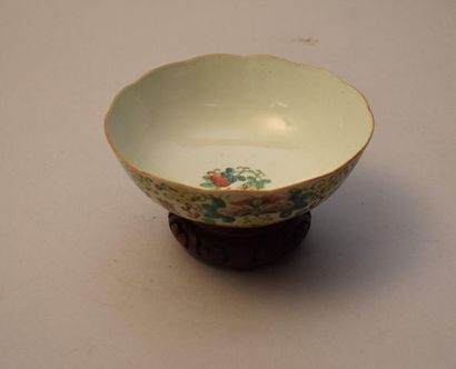  COUPE Canton en porcelaine à décor floral vert, jaune et rouge. Diam. 17 cm (Petite...