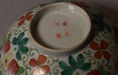  Canton porcelain bowl with green, yellow and red floral decoration. Diam. 17 cm...