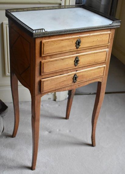 null TABLE CHIFFONNIЀRE in light wood inlaid with nets, white marble top with gallery,...