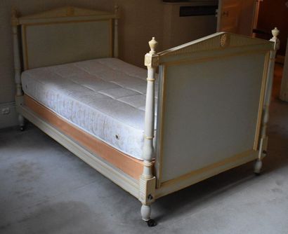  BED with painted and rechampi wood uprights. Epoque Directoire (sold without the...