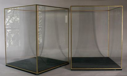 null Pair of cubic display WINDOWS on velvet coated base. Height 48 - Width 36 cm



STUDY...
