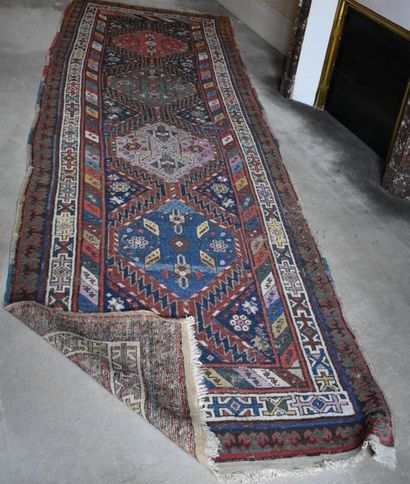 null Gallery carpet with four polygons, red or turquoise background. Length. 350...