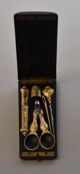 null Gold sewing kit including five accessories (needle acc.). In an ebony case with...