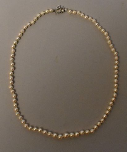 NECKLACE of falling cultured pearls, white...