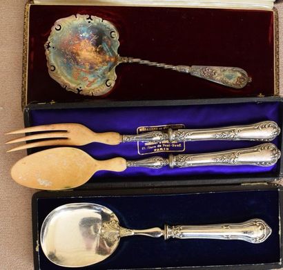 LOT of silver or mounted serving pieces:...