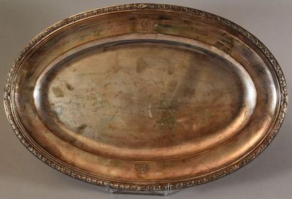 null Oval silver platter with foliage frieze. Gold. H. and Co. Encrypted. Weight...