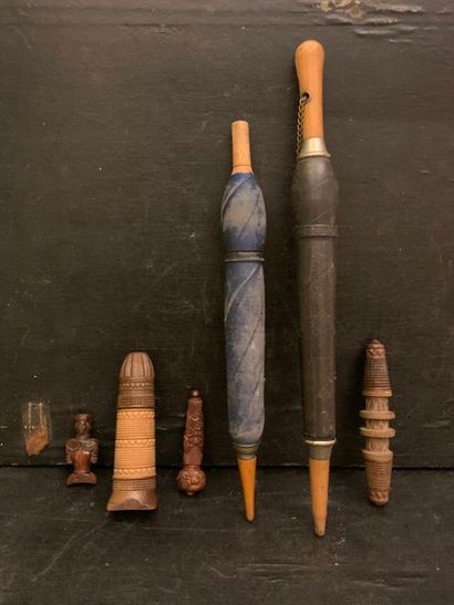 null Six pièces dont deux étuis à crayons en forme de parapluie, deux porte-bobines,...