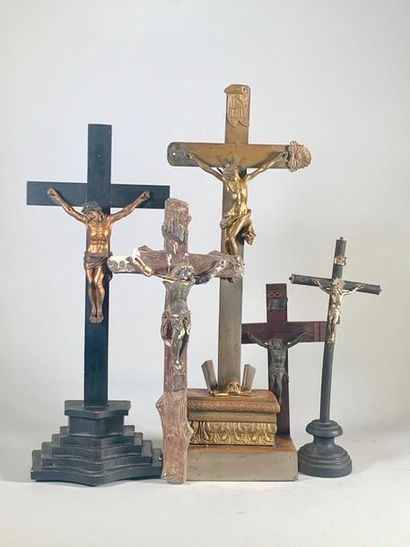 null Six crucifix en bois, plâtre, métal dont un modèle en aluminium.

Joint : un...