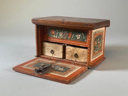 null Petit cabinet en hêtre et noyer à décor peint à la détrempe de motifs floraux...