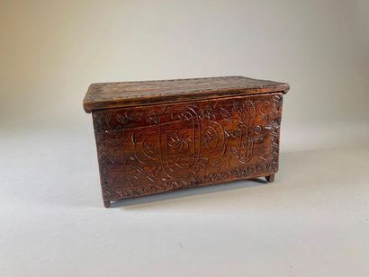 null Fruitwood box decorated with floral motifs, rosettes and wolf's teeth. Velay,...