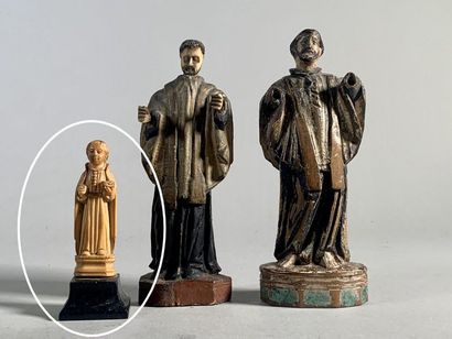 null Statuette d'un saint personnage tenant un livre en ivoire sculpté, sur un socle...