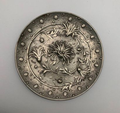 null Pewter dish with floral design by Jules Brateau. 

Diam. 29,8 cm 