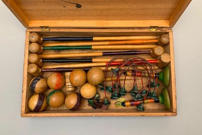 null Parlor croquet set in its box. Circa 1890.

Length. 34 cm 