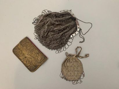 null Trois pièces : une bourse en maille perlée, une pochette en cuir et broderie...