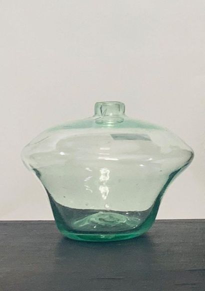 null Blue-green tinted glass barrel sulphur jar. 19th century. 

Height. 13 cm 