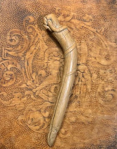 null Plantoir de jardinier sculpté d'une main tenant un serpent. XIXème siècle. 

Long....
