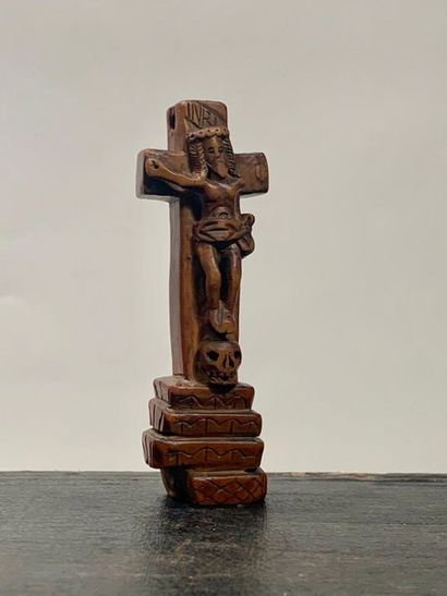 null Croix pectorale en buis montée sur un gradin, sculptée d'un Christ en croix...