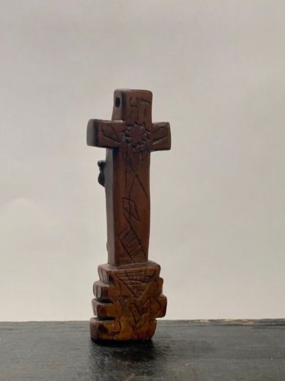 null Croix pectorale en buis montée sur un gradin, sculptée d'un Christ en croix...