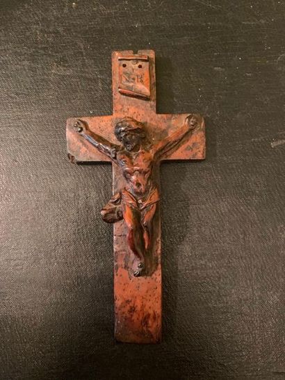 null Crucifix monoxyle en bois sculpté du Christ en croix et du panonceau IRNI. XVIIIème...