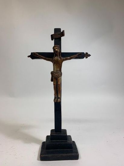 null Croix à gradin en bois ébonisé, Christ avec reste de polychromie. XIXème siècle.

Haut....