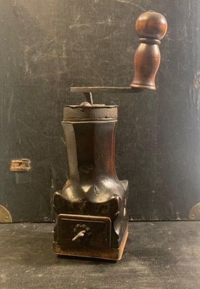 null Coffee grinder said Louis XIV in walnut. 18th century. 

(Missing the cover...