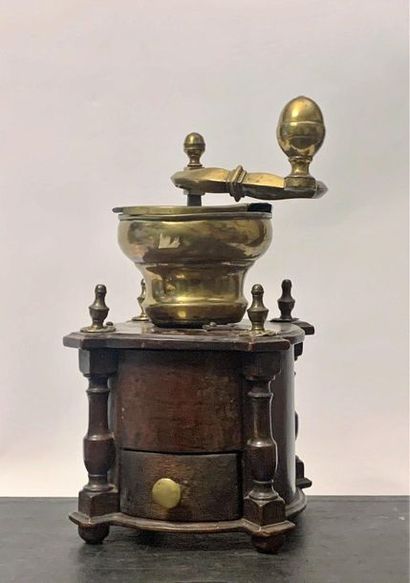 null Belgian coffee mill, with cylindrical box flanked by columns, brass bowl, bronze...
