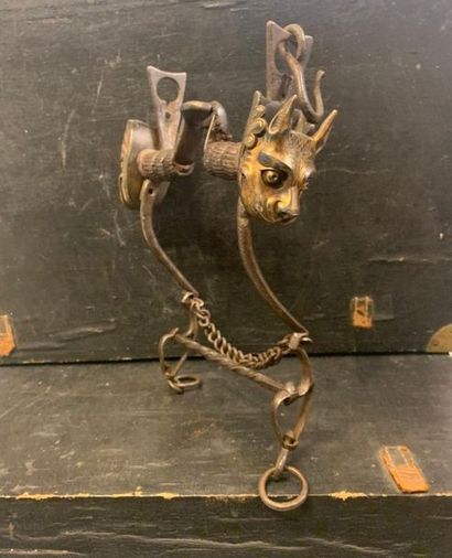null Mors de bride en fer forgé avec bossettes en bronze doré figurant un animal...