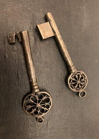 null Deux clés dites vénitiennes à anneau en résille. XVIIIème siècle. 

Long. 10,5...