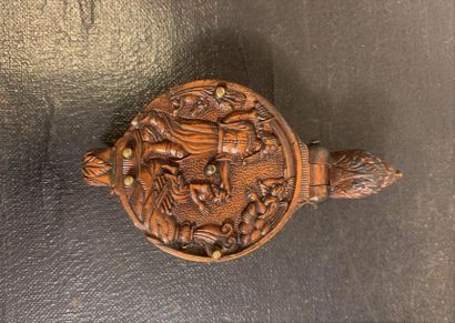null Small medallion box, probably made of boxwood, carved with two scenes from the...