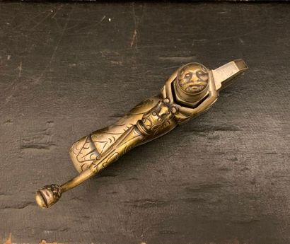 null Etau à main avec sa clé, en bronze chromé dans l'esprit de la Renaissance. 

Haut....