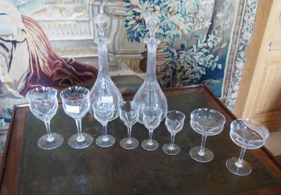 null PARTIE DE SERVICE DE VERRES A PIED en cristal comprenant : 14 verres à eau,...