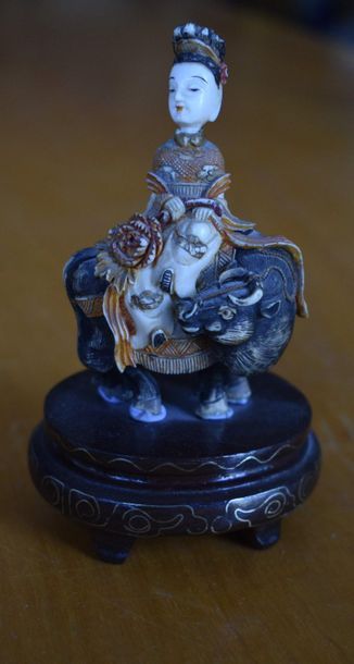 null TABATIERE en ivoire sculpté et teinté représentant une femme sur un yack. Chine,...
