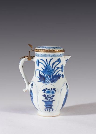 null Chine, période Kangxi (1662-1722). Verseuse en porcelaine bleu blanc, reprenant...