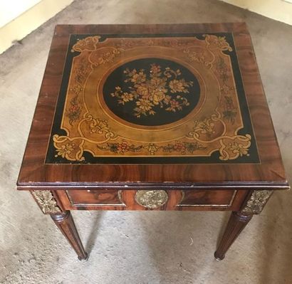 null PETITE TABLE, dessus en marqueterie de fleurs, style Louis XVI.