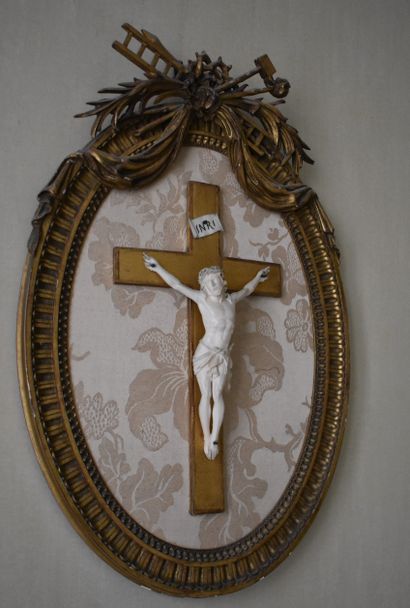 CRUCIFIX with gilded wood frame with La Passion...