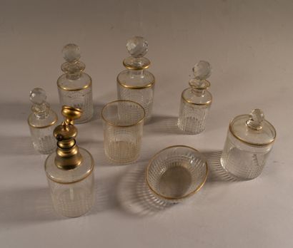 null GARNITURE DE TOILETTE en cristal taillé et doré comprenant cinq flacons, un...