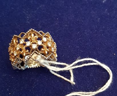 null MAUBOUSSIN : BAGUE en or et argent ajourée, à décor de fleurs de lys et petits...