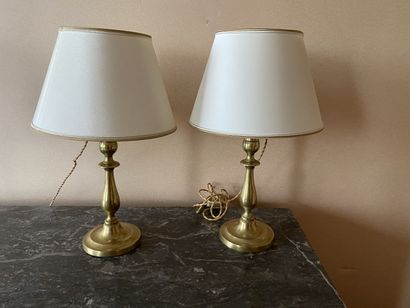 null 
LAMPE bois et verre. JOINT : PAIRE DE PETITES LAMPES en cuivre et une troisième...