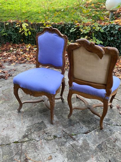 FOUR CHAIRS in moulded and shell-carved natural...