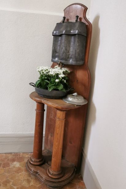 null FOUNTAIN AND BASIN in pewter mounted on an oak display with two columns. Height...