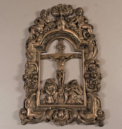 null CRUCIFIX dans un encadrement en métal. Haut. 36 - Larg. 22 cm